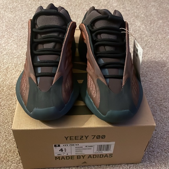 Brand new Yeezy 700 V3 GY4109 - Picture 3 of 5